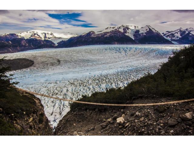 Neue Hã„Ngebrãœcke Im Nationalpark Torres del Paine.