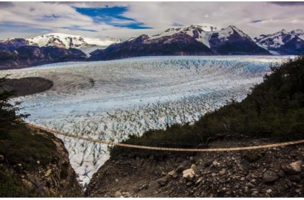 Neue Hã„Ngebrãœcke Im Nationalpark Torres del Paine.